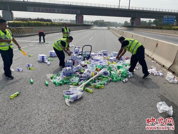 红绿灯未启用 货车撞水泥罐车 损失大了