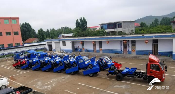 太儿戏 两辆轻卡车拖移14辆三轮车上路