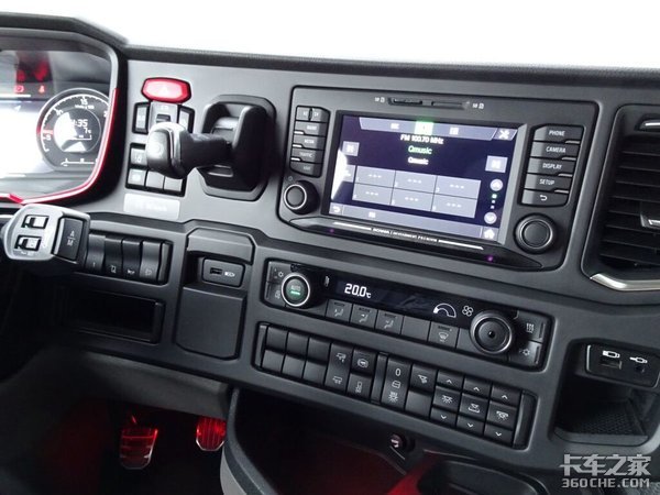 爆改版斯堪尼亚S牵引车 V8发动机惹人爱