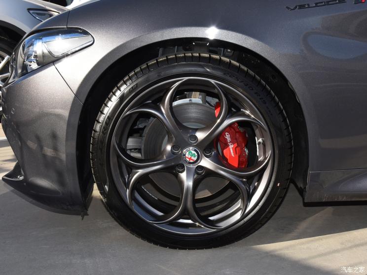 阿尔法·罗密欧 Giulia 2021款 2.0T 280HP Veloce Ti 竞速版 阿尔法·罗密欧 Giulia 2021款 2.0T 280HP Veloce Ti 竞速版